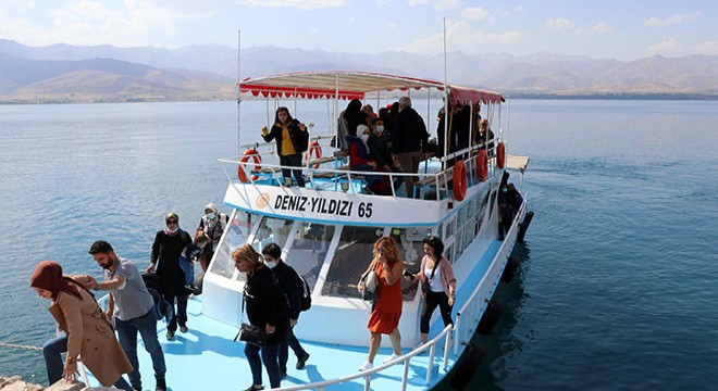 Van'a gelen İranlılar, Akdamar Adası'nı gezdi