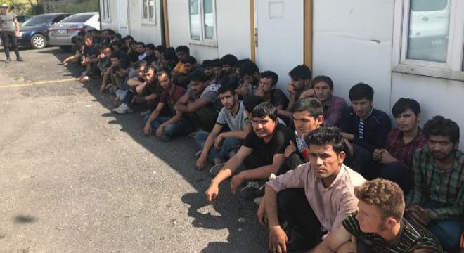 Van'da 37'si bir minibüste, 77 kaçak yakalandı