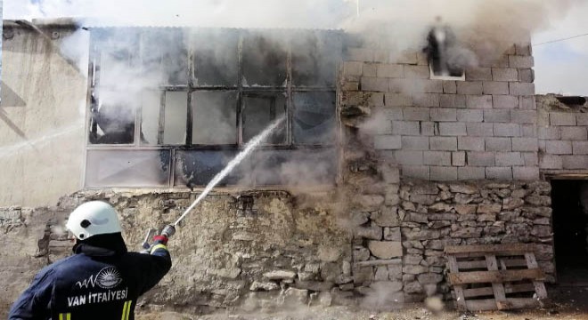 Van'da 6 kişilik ailenin evi yandı