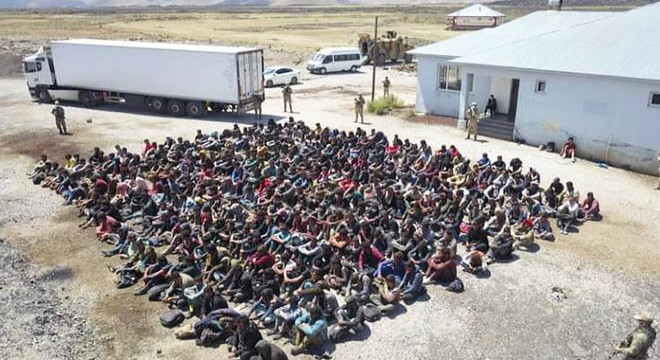 Van'da TIR'ın dorsesinde 300 kaçak göçmen yakalandı