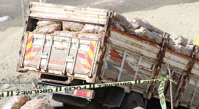 Van'da yolcu minibüsü, kamyona çarptı: 13 yaralı