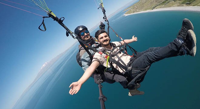 Van Gölü kıyıları, yamaç paraşütçülerin yeni adresi oldu