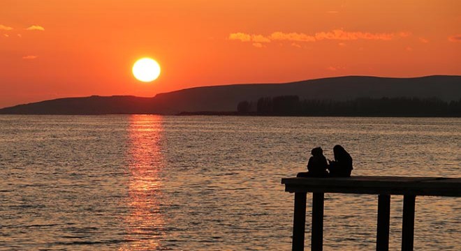 Van Gölü nde seyrine doyumsuz gün batımı