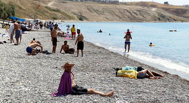 Van Gölü nün mavi bayraklı plajına tatilci akını