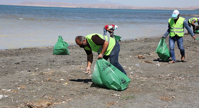 Van Gölü sahilinde 28 ton çöp toplandı