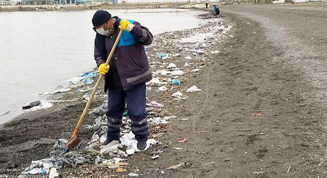 Van Gölü sahilinden tonlarca çöp toplandı