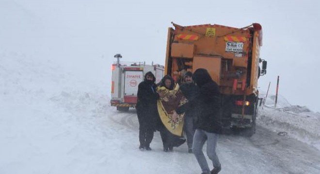 Van-Hakkari karayolunda çığ düştü, mahsur kalanlar kutarıldı