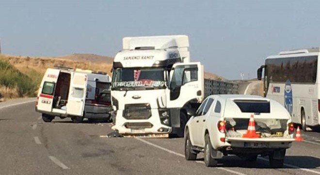 Van da hasta taşıyan ambulansla TIR çarpıştı: 4 yaralı