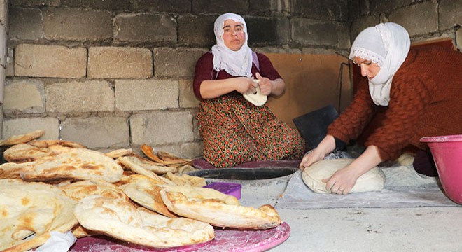 Vanlı kadınlar, depremzedeler için tandırda ekmek pişiriyor