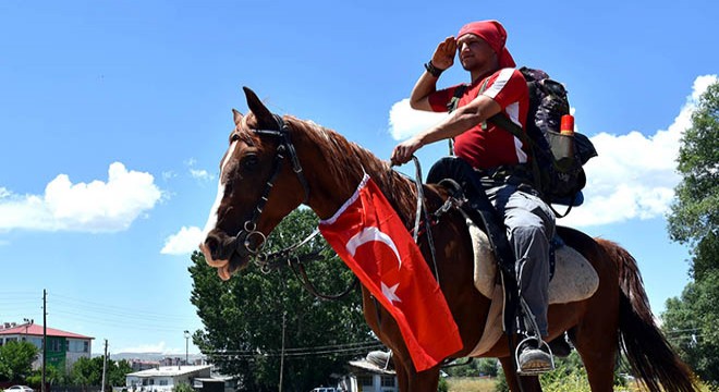 Vatan nöbetine at sırtında gitti