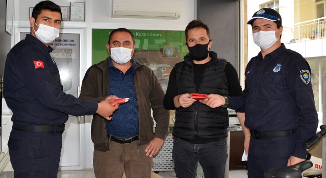 Vatandaşa maske ve Türk bayrağı