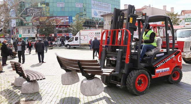 Vatandaşlar uyarılara uymayınca, banklar kaldırıldı