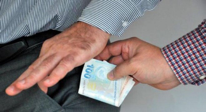Vergi dairesinde 'rüşvet' alan memura suçüstü