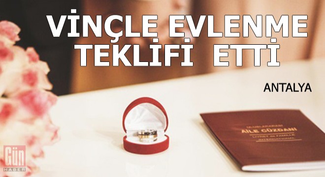 Vinçle 6 ncı kat balkonuna çıkıp evlenme teklif etti