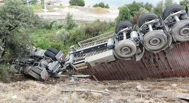 Virajı alamayan TIR yeşillik alana uçtu: 1 yaralı