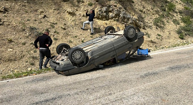 Virajı alamayan otomobil takla atarak ters döndü