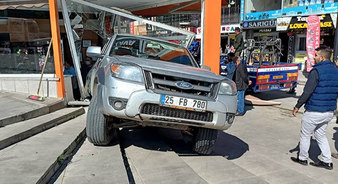 Vitesi boşalan kamyonet tatlıcıya girdi