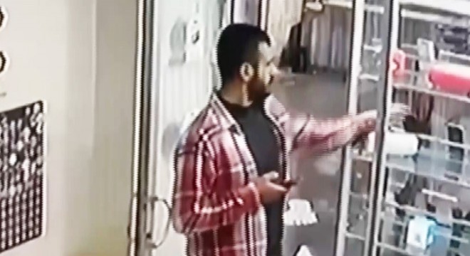 Vitrinden telefon hırsızlığı kamerada