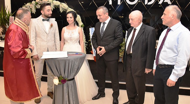 Vural Savaş'ın yeğeni evlendi