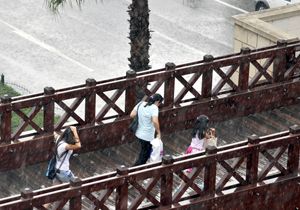 Antalya'da yaz yağmuru sürprizi