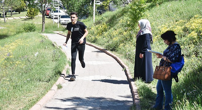 YKS adayları, salonlara yetişmek için ter döktü