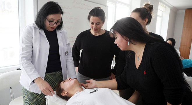 Yabancı kadınlar cilt bakımı öğrenip meslek sahibi oluyor