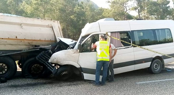 Yabancı işçiler kaza yaptı: 2 ölü, 11 yaralı