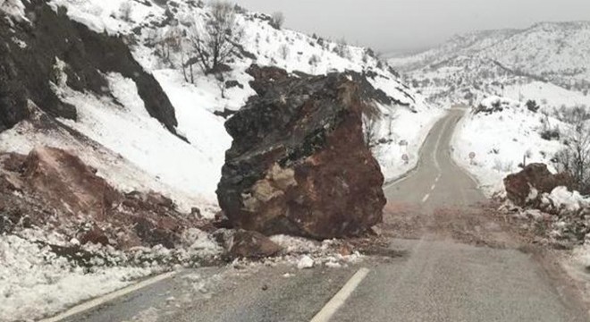 Yağışa dayanamayan kaya parçası yolu düştü