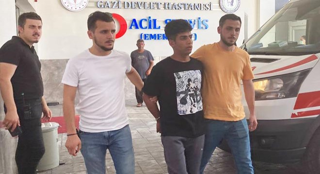 Yağmacının polis otosundaki rahat tavırları dikkat çekti