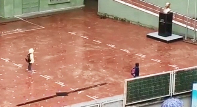 Yağmur altında İstiklal Marşı'nı okudular