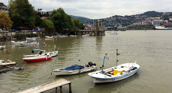 Yağmur sonrası çöple dolan limanda su çamur rengini aldı