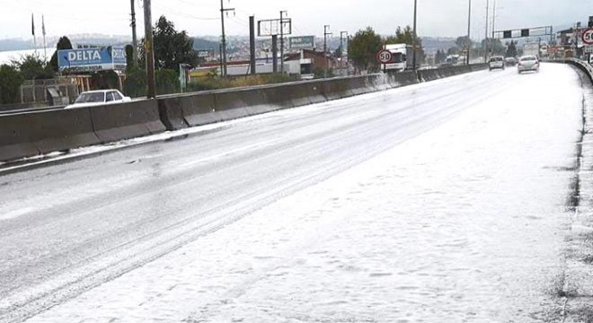 Yağmur yağışının ardından yol köpürdü