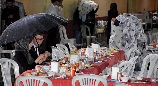 Yağmur altında poşetli iftar