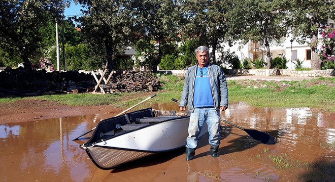 Yağmurda evine kayıkla gitti, şaka konusu oldu