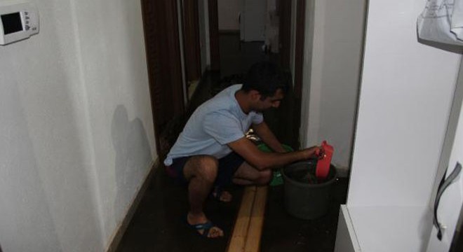 Yağmurdan giderler tıkandı, daireyi lağım suyu bastı
