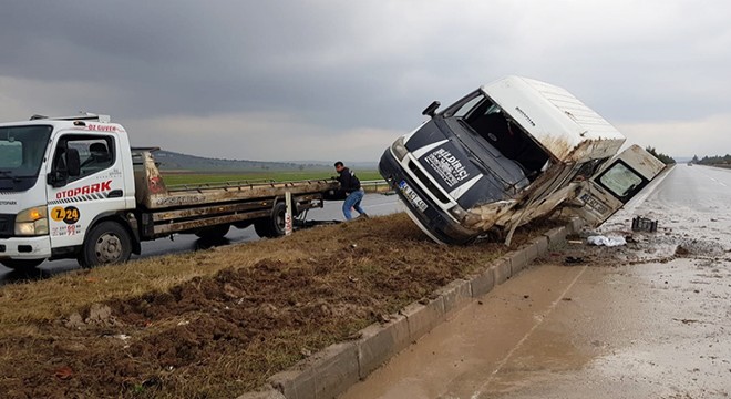 Yağmurla kayganlaşan yolda minibüs devrildi: 6 yaralı