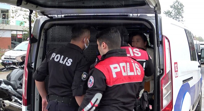 Yakını esrarla yakalandı, polis otosunun camını kırdı