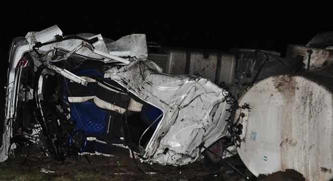 Yakıt yüklü tanker devrildi: 2 yaralı