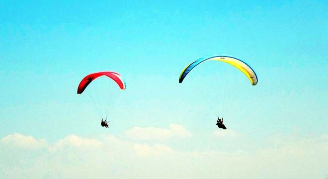 Yamaç paraşütü ile 'aşı' çağrısı