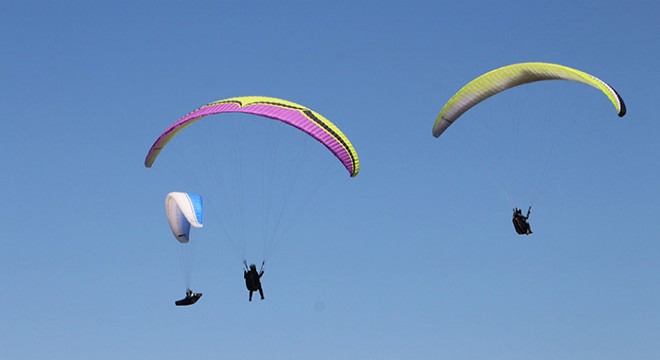 Yamaç paraşütü yarışması renkli görüntülerle start aldı