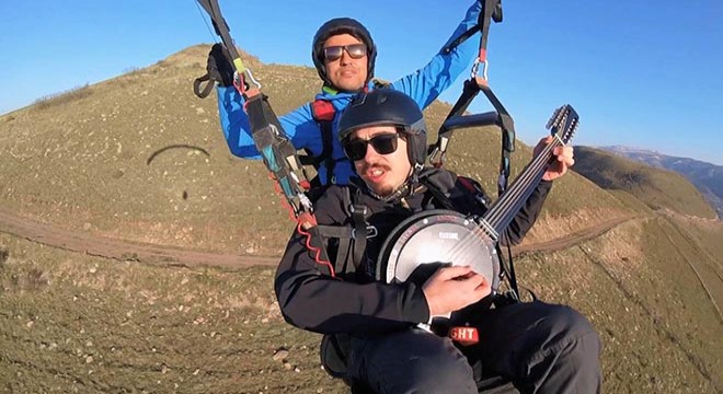 Yamaç paraşütünde 'cümbüş' çaldı