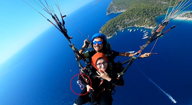 Yamaç paraşütünde uçan gözlüğü, kucağına düştü