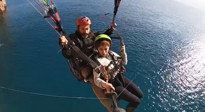 Yamaç paraşütüne misinanın dolandığı anlar kamerada