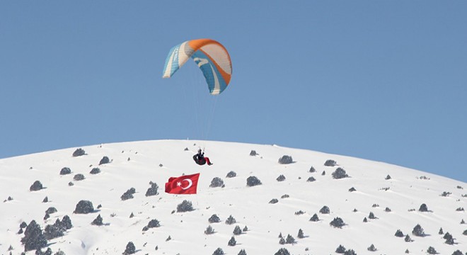 Yamaç paraşütçüleri Türk bayraklarıyla uçtu