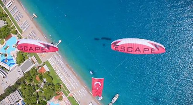 Yamaç paraşütçüleri gökyüzünde dev Türk bayrağı açtı