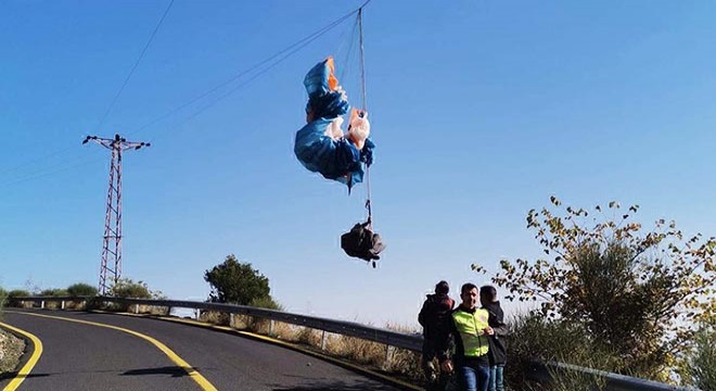 Yamaç paraşütüyle elektrik tellerine takıldı