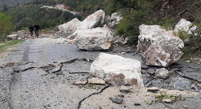 Yamaçtan düşen kaya parçaları, yolu kapattı