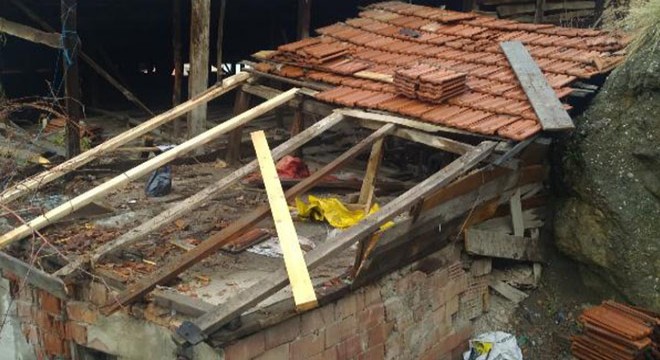 Yamaçtan kopan kaya parçaları, 2 evin içine düştü
