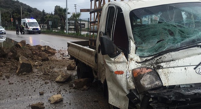 Yamaçtan kopan kaya parçası, kamyonetin üzerine düştü