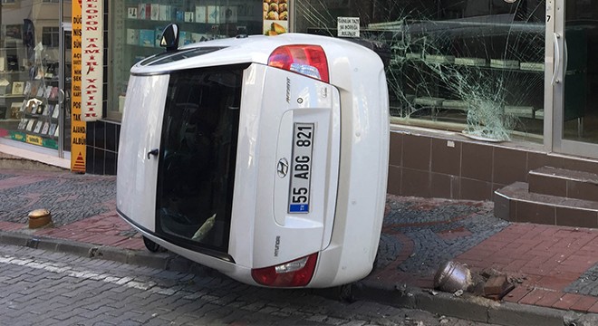 Otomobilde sıkışan sürücüyü çevredekiler kurtardı